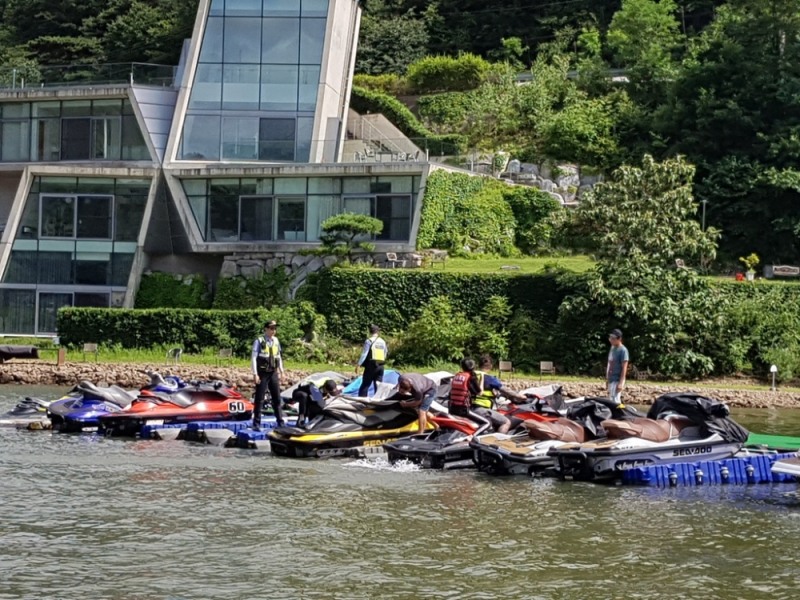 경기도가 수상레저사업장 안전상태를 점검하고 있다.사진=경기도제공