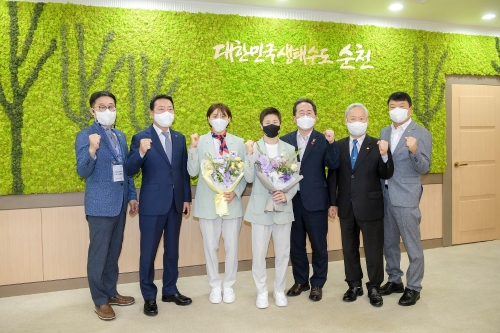 좌측부터 순천시청 김양호 유도부 감독,순천시체육회 이상대 회장,박다솔 선수,강유정 선수,허석 순천시장,전 순천시유도회 심상진 회장,순처뇨ㅣ유도회 박병수 회장/사진=순천시