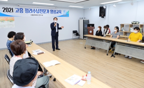 9일 송귀근 군수가 교육장을 방문, 수강생들을 격려하고 있다/사진=고흥군