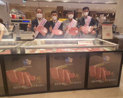지난 6일 박종오 군 축산과장을 비롯한 매력한우브랜드경영체인 김봉진 영암낭주농협 전무 및 매력한우법인 관계자 등이 할인행사를 격려하기 위해 롯데백화점 평촌점 행사장을 방문했다/사진=영암군