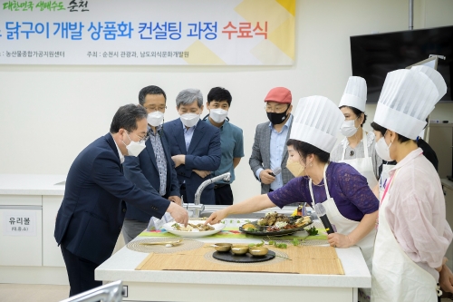 8일 농산물종합가공지원센터에서 ‘순천형 특화메뉴 떡갈비&닭구이 개발 상품화’전수 교육 수료식에 참석한 허석 시장/사진=순천시