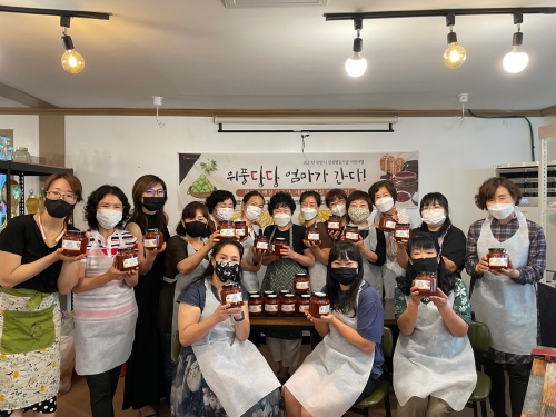 광양시 여성친화 시민참여단 회원들의 단체 기념사진=광양시