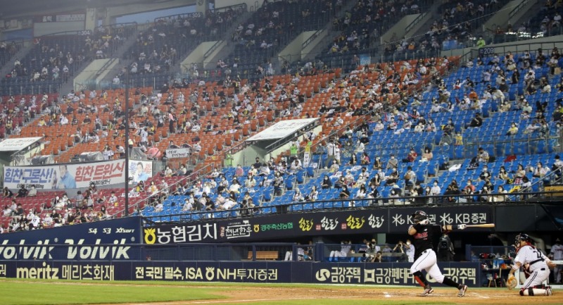 프로야구 선수단에 이틀 연거푸 코로나19 확진자가 발생하면서 잠실, 고척 경기가 취소됐다. 사진은 프로야구 잠실 경기 모습