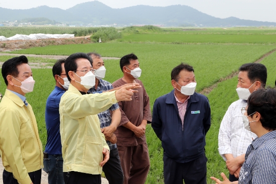 김영록 전라남도지사가 10일 지난 집중호우로 하천이 범람한 영암 학산천을 방문, 피해 상황을 살펴보고 있다./사진=전라남도