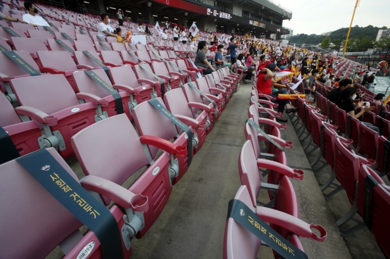 프로야구 선수단에 코로나19 확진자 발생으로 KBO가 리그 중단을 논의하는 긴급 실행이사회를 오늘 오전에 개최한다.