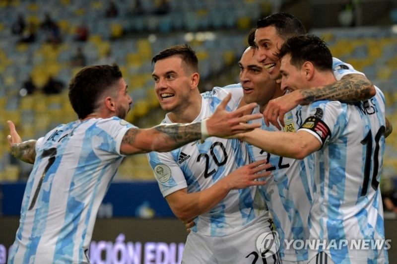 디 마리아(오른쪽에서 두 번째)의 선제골 후 기쁨을 나누는 아르헨티나 선수들.[AFP=연합뉴스]
