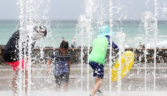 올해 들어 첫 폭염주의보가 내려진 지난 6일 오후 제주시 애월읍 곽지해수욕장 분수대에서 어린이들이 물놀이에 흠뻑 빠져있다.