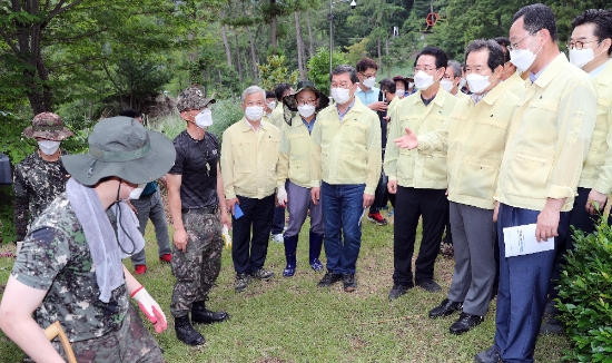 김영록 전라남도지사와 정세균 전 총리가 11일 오전 집중호우 피해를 입은 해남군 현산면 황산리 포레스트수목원을 찾아 피해복구에 구슬땀을 흘리고 있는 육군 31사단 해남대대 장병들을 격려하고 있다./사진=전라남도