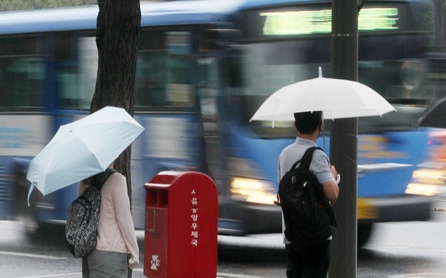 늦은 장맛비가 이어진 지난 4일 오전 서울 중구 한국프레스센터 앞에서 우산을 쓴 시민들이 버스를 기다리고 있다.