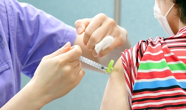 5일 오후 광주 동구 전남대학교병원 코로나19 예방접종 위탁의료기관에서 50세 미만 아스트라제네카 백신 접종자에 대한 화이자 백신 교차접종이 이뤄지고 있다.