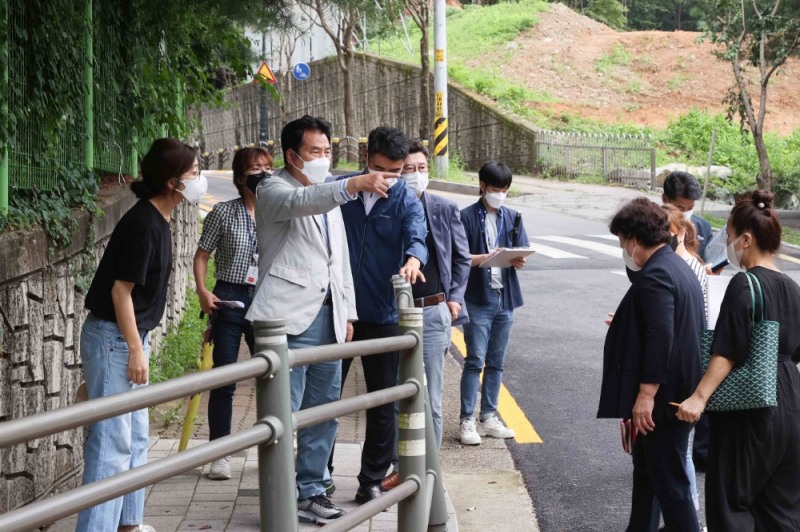 백군기용인시장이 통학로 개선을 약속하고 있다.사진=용인시청제공