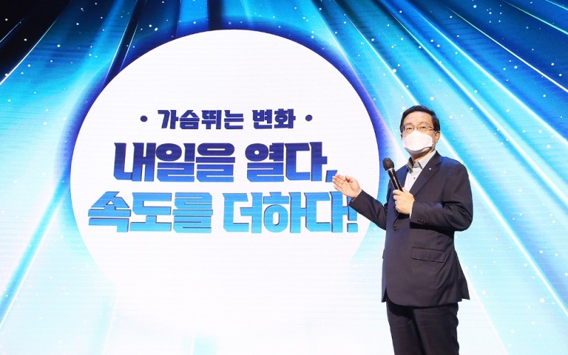 우리금융그룹은 지난 9일 우리금융그룹 본사 비전홀에서 ‘2021년 하반기 그룹 경영전략 워크숍’을 비대면으로 개최했다. 손태승 우리금융그룹 회장이 그룹사 임직원에게 ‘가슴뛰는 변화! 내일을 열다, 속도를 더하다’라는 타이틀을 제시하며 속도경영을 강조하고 있다. (사진=우리은행 제공)