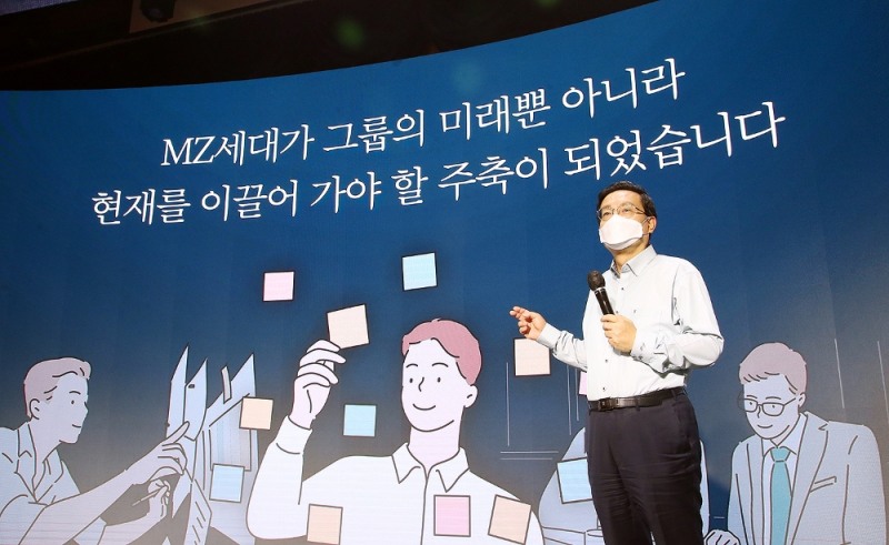 우리금융그룹은 지난 9일 우리금융그룹 본사 비전홀에서 ‘2021년 하반기 그룹 경영전략 워크숍’을 비대면으로 개최했다. 손태승 우리금융그룹 회장은 MZ세대가 공감할 수 있는 새로운 기업문화를 함께 만들자고 당부하고 있다. (사진=우리은행 제공)