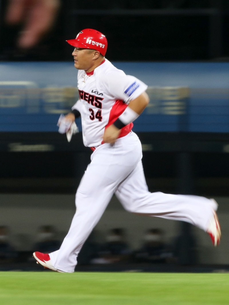 KIA 최형우가 11일 광주 홈경기에서 32일만에 홈런포를 가동하며 팀을 6연승으로 이끌었다.