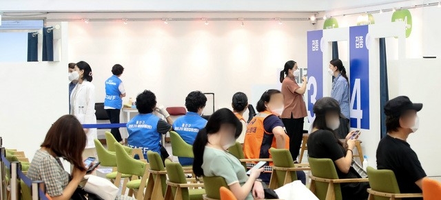 지난 8일 오후 서울 시내 한 코로나19 예방접종센터에서 접종 대상자들이 백신을 접종한 뒤 이상반응 모니터링을 위해 자리에 앉아 있다.