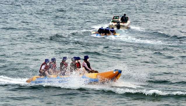 지난 11일 오후 피서객들이 강원도 속초시 속초해수욕장에서 수상레저기구를 타며 여름을 즐기고 있다.