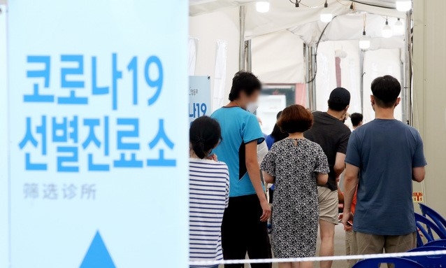 수도권 사회적 거리두기 4단계 격상을 하루 앞둔 11일 오후 서울 영등포구 보건소 선별진료소를 찾은 시민들이 대기하고 있다.