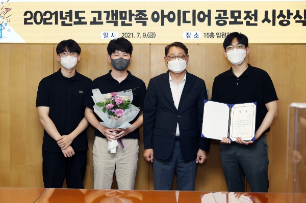 황상하 SH공사 사장 직무대행(오른쪽 두 번째)과 공모전 수상자들이 기념촬영을 하고 있다. / 사진 제공 = 서울주택도시공사