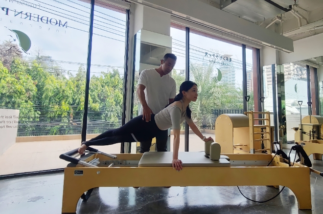 태국 방콕점에서 레슨 중인 모습 〈사진=모던필라테스 제공〉