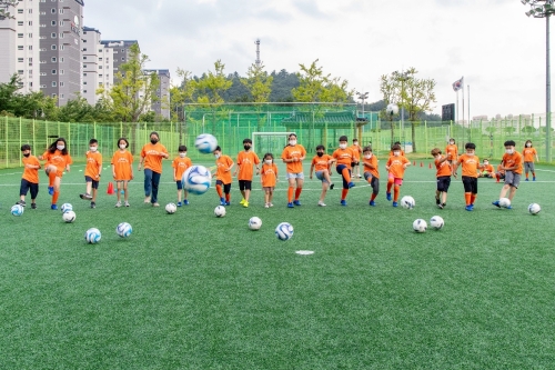 광양제철소 ‘행복한 꿈나무 축구교실’ 어린이 풋살교실에 참여한 태인·옥곡·동광양평화 지역아동센터 아이들은 슛팅, 드리블, 패스 등 축구 기본기를 배우며 즐거운 하루를 보냈다/사진=광양제철소