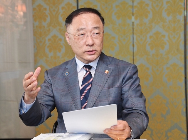 홍남기 경제부총리 겸 기획재정부 장관은 10일(현지시간) 주요 20개국(G20) 무장관회의가 진행 중인 이탈리아 베네치아에서 기자간담회를 진행하고 있다. (사진=기획재정부 제공)