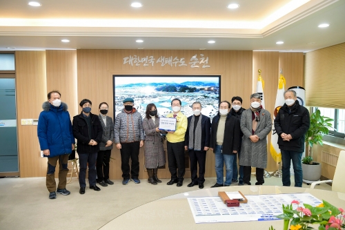 입법청원 서명부 전달/사진=순천시