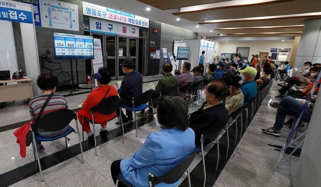 지난달 3일 오후 서울 영등포구 영등포아트홀에 마련된 코로나19 예방접종센터에서 어르신들이 백신 접종을 하기 위해 대기하고 있다. 60세~74세 고령층 등을 대상으로 한 코로나19 백신 접종 사전 예약은 이날 종료된다.