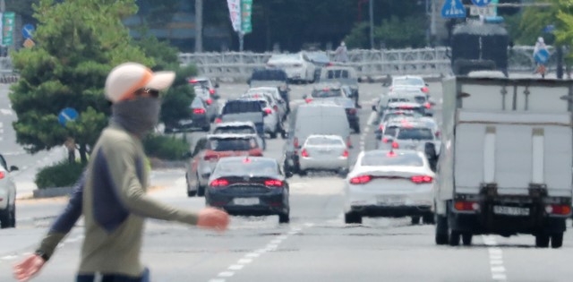 전북 곳곳에 폭염특보가 발효된 지난 12일 전주시 덕진구 백제대로에 지열로 인한 아지랑이가 피어오르고 있다.