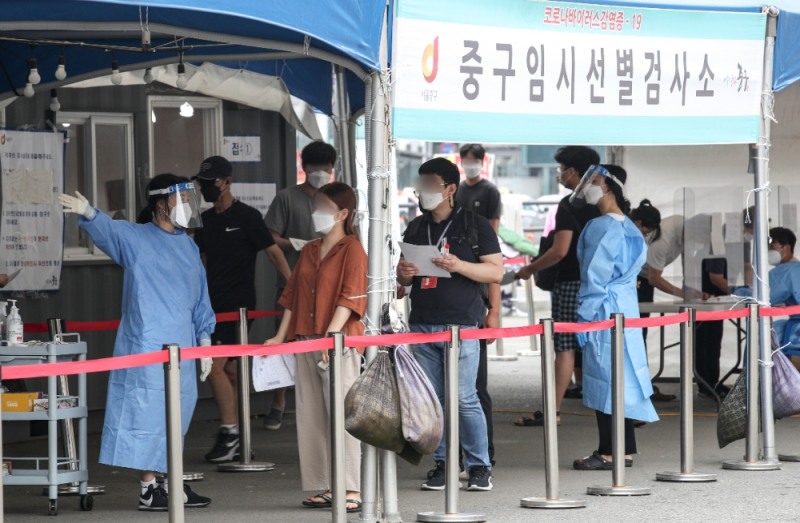 13일 오전 서울 중구 코로나19 서울역임시선별검사소를 찾은 시민들이 검사를 받기 위해 줄 서 있다. (사진=뉴시스)