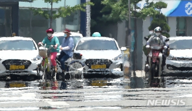 지난 12일 오후 대구 중구 남산동 인근 대로에 지열로 인한 아지랑이가 피어오르고 있다.