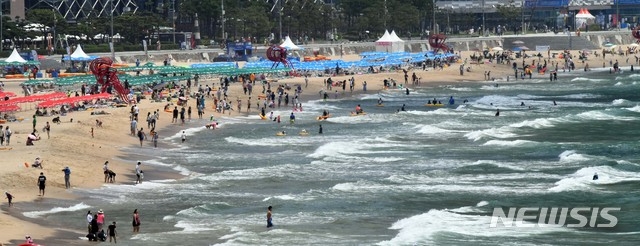 부산지역에 사흘째 폭염주의보가 발효 중인 11일 해운대해수욕장을 찾은 시민과 관광객들이 물놀이를 즐기고 있다.
