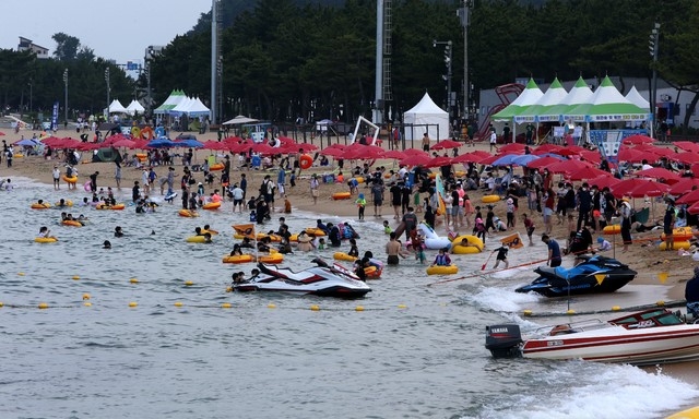 11일 오후 피서객들이 강원도 속초시 속초해수욕장에서 물놀이를 하며 여름을 즐기고 있다.