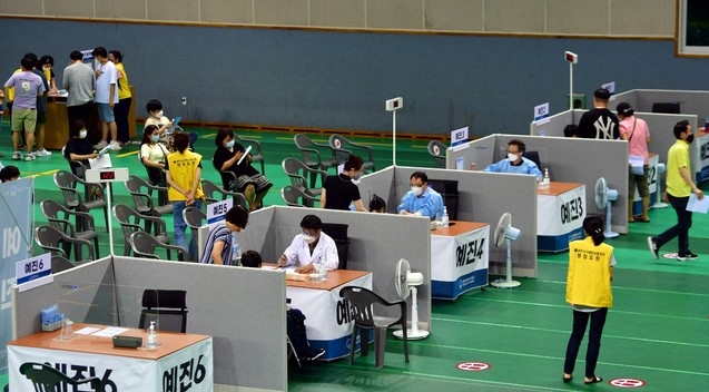 13일 오후 광주 서구 빛고을체육관에 설치된 '서구코로나19예방접종센터'에서 초등학교 저학년 교사 등이 화이자 백신 접종을 하고 있다.