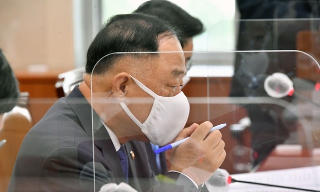 홍남기 경제부총리 겸 기획재정부 장관이 13일 서울 영등포구 국회에서 열린 기획재정위원회 전체 회의에 참석해 생각에 잠겨 있다. (공동취재사진)