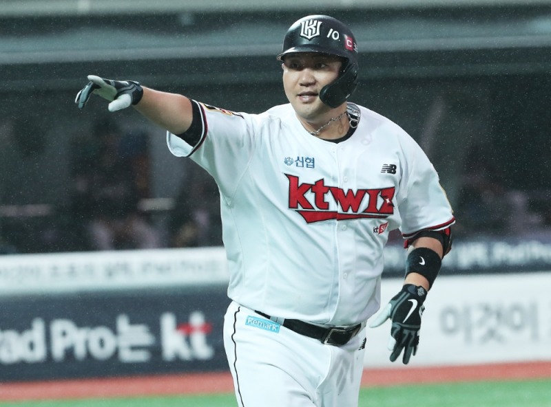 낮은 타율에도 불구하고 젊은 투수들을 이끌고 있는 포수 장성우는 결승타를 무려 7차례나 날리는 클러치능력으로 베테랑으로서의 면모를 과시하고 있다.