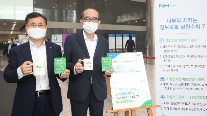 유찬형 농협중앙회 부회장(사진 오른쪽)과 김현우 IT전략본부장(왼쪽)/사진 제공 = 농협중앙회