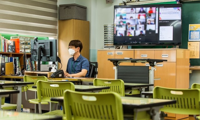 코로나19 확산에 따른 수도권 사회적 거리두기 4단계 격상으로 수도권 학교들이 전면 원격수업에 들어간 14일 오전, 서울 성동구 무학초등학교에서 선생님이 온라인 수업을 진행하고 있다.