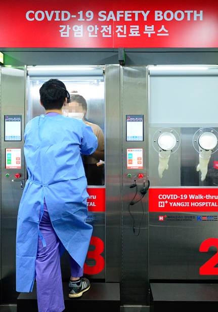 15일 서울 관악구 에이치플러스 양지병원 워크스루 선별진료소에 20대 시민들이 PCR 검사를 받고 있다.