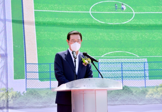 이용섭 광주광역시장이 15일 오전 남구 진월동 현장에서 열린 진월복합운동장 조성사업 착공식에 참석해 축사를 하고 있다./사진=광주시