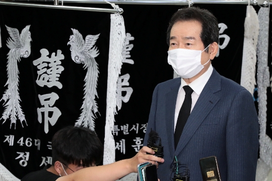 더불어민주당 대통령선거 경선 후보인 정세균 전 국무총리가 지난 14일 밤 전남 목포시 산정동 봉황장례문화원에 마련된 김경수 경남도지사의 장인상 빈소를 조문한 뒤 기자들과 만나고 있다./사진=균형사다리 광주·전남본부