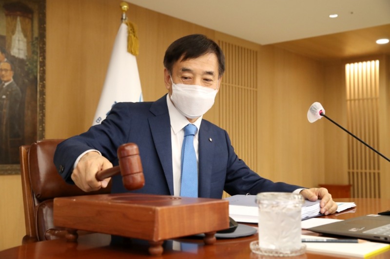 이주열 한국은행 총재가 15일 오전 서울 중구 한국은행에서 열린 금융통화위원회 본회의에서 회의를 주재하며 의사봉을 두드리고 있다. (사진=한국은행 제공)