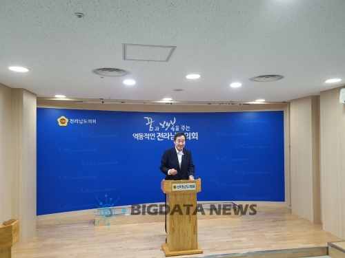 15일 오후 전라남도의회 5층 브리핑룸에서 더불어민주당 대권 주자인 이낙연 전 대표가 기자들을 만나 질문에 답변을 하고 있다/사진=빅데이터뉴스