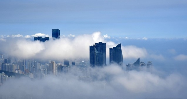 부산지역에 1주일째 폭염특보가 발효 중인 15일 해운대구와 수영구 일대에 짙은 해무가 몰려와 장관을 연출하고 있다.