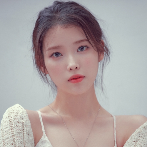 카카오엔터, 아이유 브랜드 모델 발탁