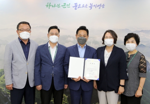 전동평 영암군수가 상반기 전남도 적극행정 경진대회 우수상 표창패를 들고 기념사진을 찍고잇다/사진=영암군