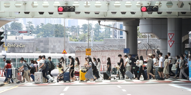 코로나19 '4차 대유행'으로 수도권 사회적 거리두기 4단계 실시를 하루 앞둔 11일 오후 제주국제공항 1층 도착장에 휴가를 제주에서 보내려는 관광객들의 발걸음이 이어지고 있다.