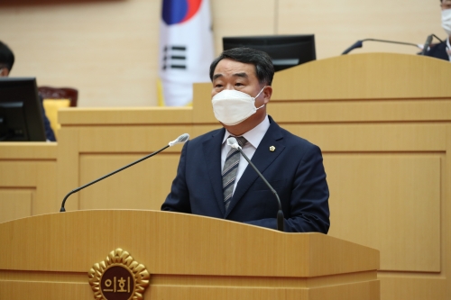 전남도의회 최무경 의원(안전건설소방위원장, 여수4)이 대표 발의한 ‘국민 교통기본권 보장을 위한 전라선 SRT 운행 촉구 건의안’발표 모습/사진=전남도의회