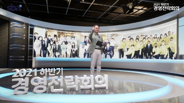 진옥동 은행장(가운데)/ 사진 제공 = 신한은행