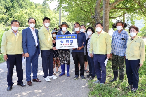 전남도의회 김한종 의장은 16일 차영수‧김용호 도의원들과 함께 집중호우로 인해 하천이 범람하고 파손이 심각한 강진군 대구천 피해 현장을 방문해 복구 상황을 점검했다.