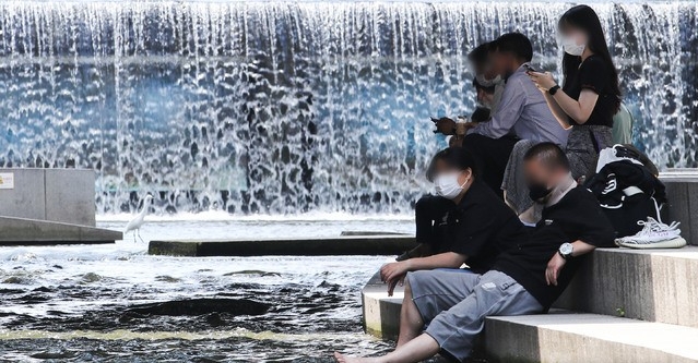 폭염이 이어지고 있는 지난 16일 오후 서울 청계천에서 시민들이 햇빛를 피해 그늘에서 쉬고 있다.